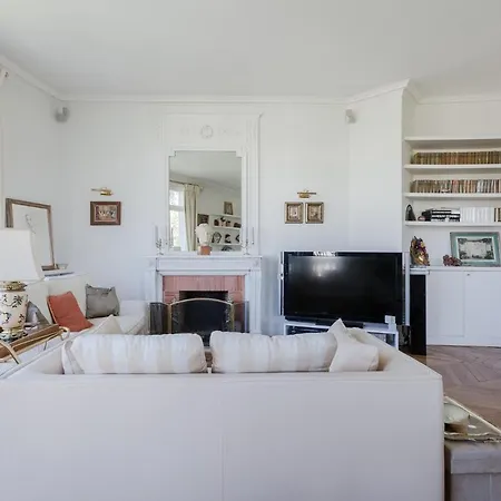 Avenue De La Bourdonnais Iii By Onefinestay